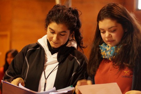 Profesora encarga del grupo de danza dando instrucciones a alumna